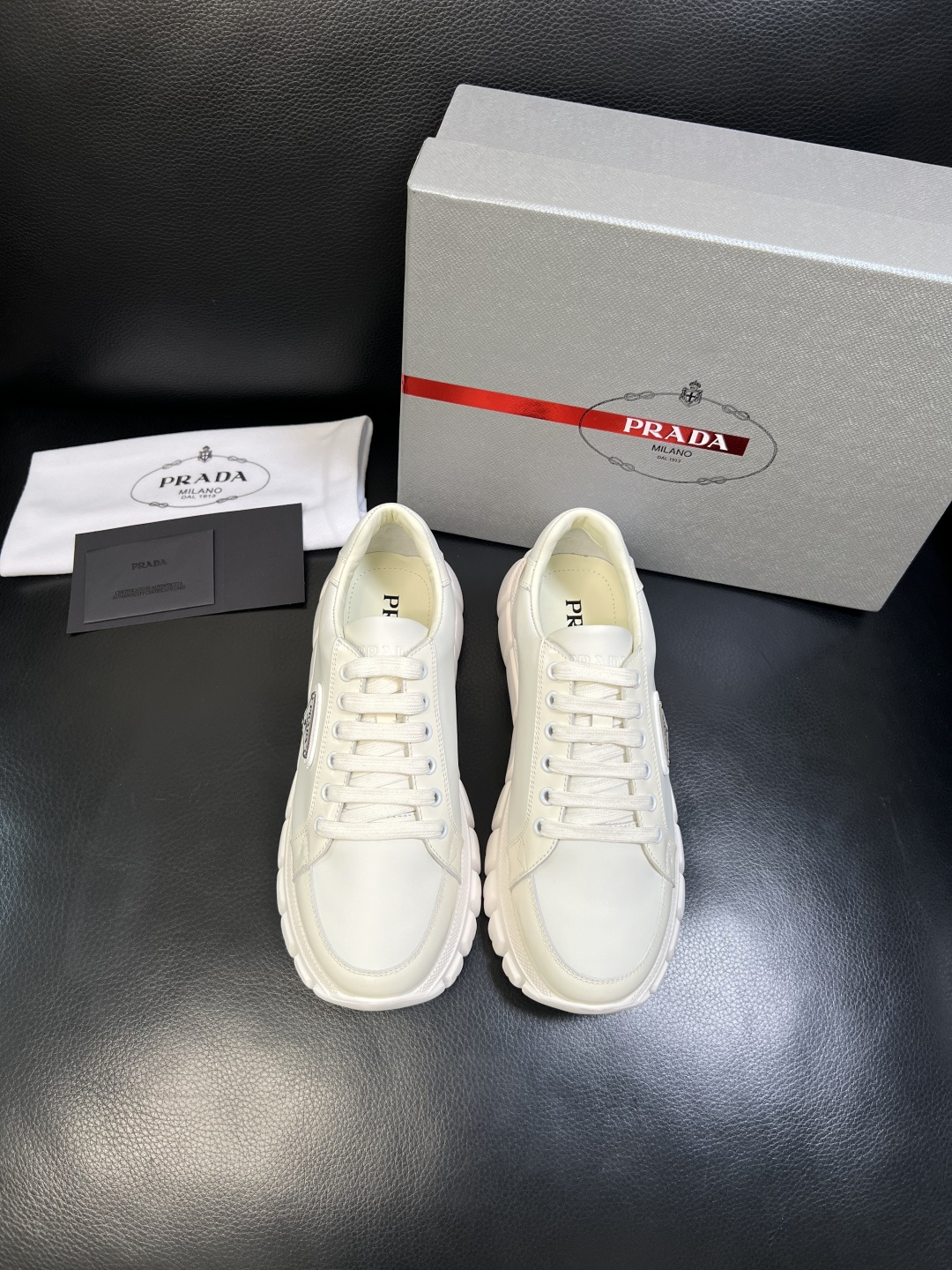 Prada 顶级工艺品，普拉达 专柜同步，原厂配置意大利进口牛皮面料，进口牛皮内里垫，透气舒适，鞋底：原