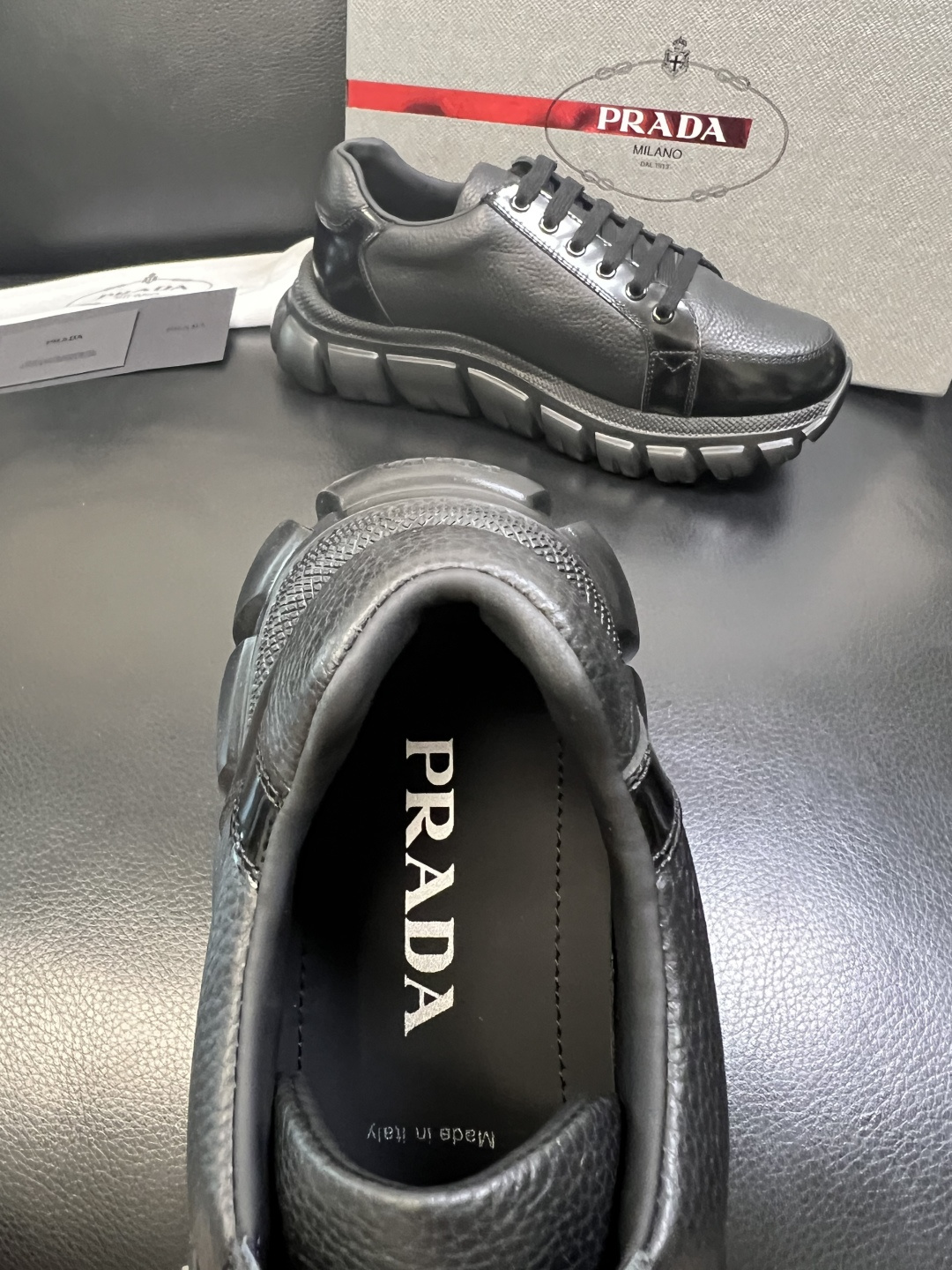 Prada 顶级工艺品，普拉达 专柜同步，原厂配置意大利进口牛皮面料，进口牛皮内里垫，透气舒适，鞋底：原