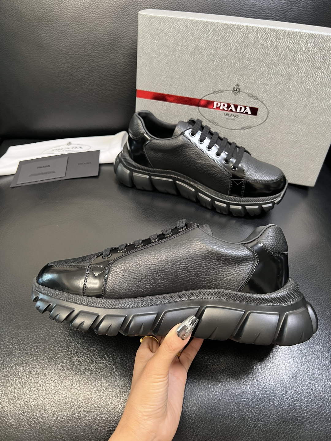 Prada 顶级工艺品，普拉达 专柜同步，原厂配置意大利进口牛皮面料，进口牛皮内里垫，透气舒适，鞋底：原