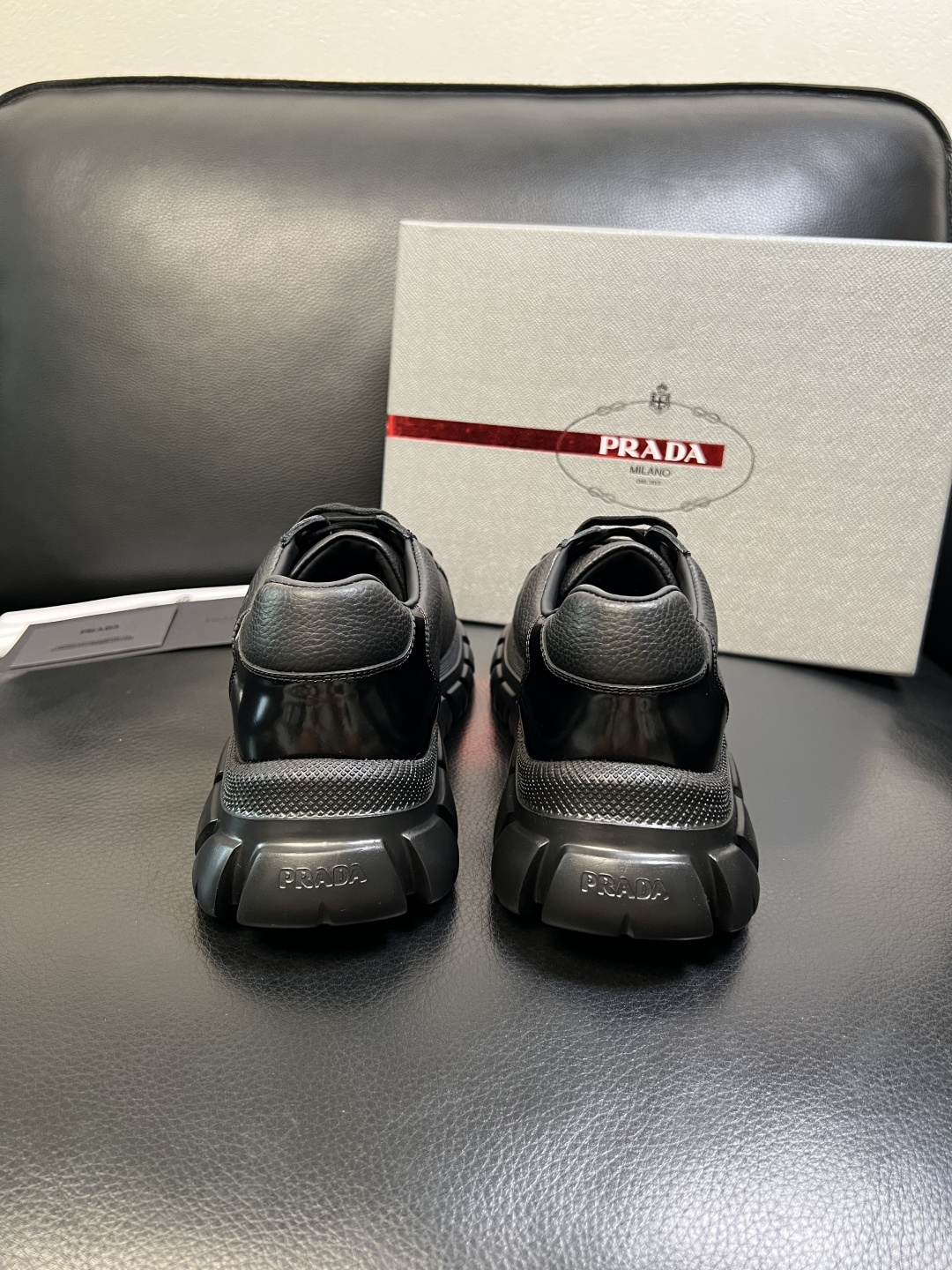 Prada 顶级工艺品，普拉达 专柜同步，原厂配置意大利进口牛皮面料，进口牛皮内里垫，透气舒适，鞋底：原