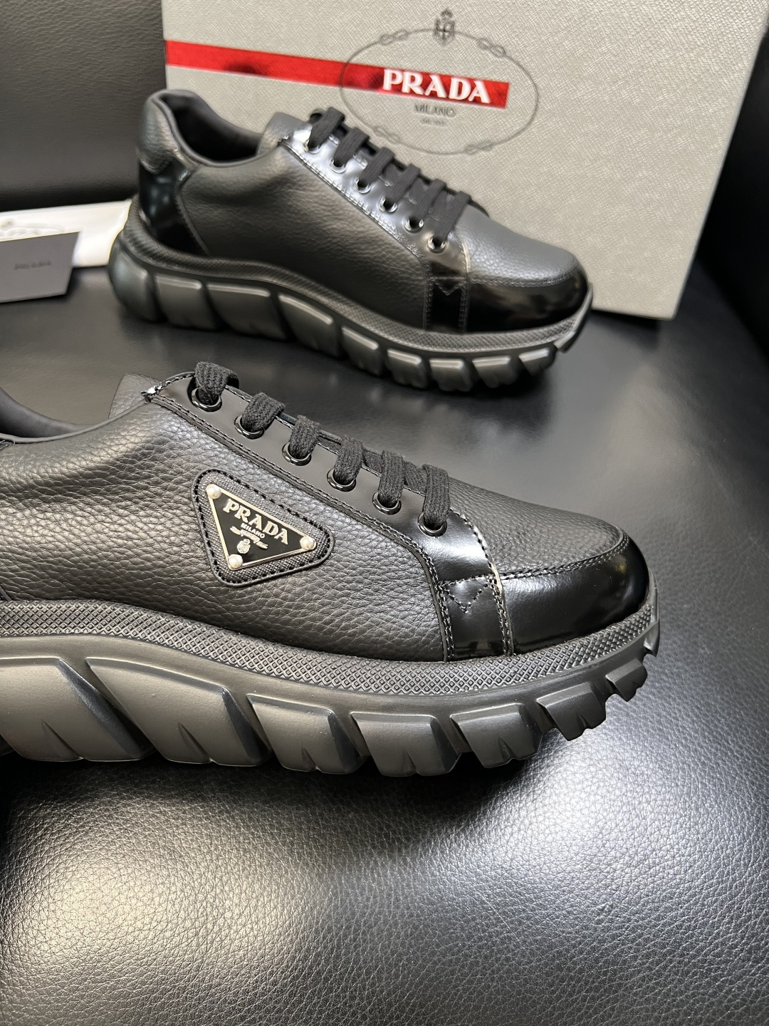 Prada 顶级工艺品，普拉达 专柜同步，原厂配置意大利进口牛皮面料，进口牛皮内里垫，透气舒适，鞋底：原