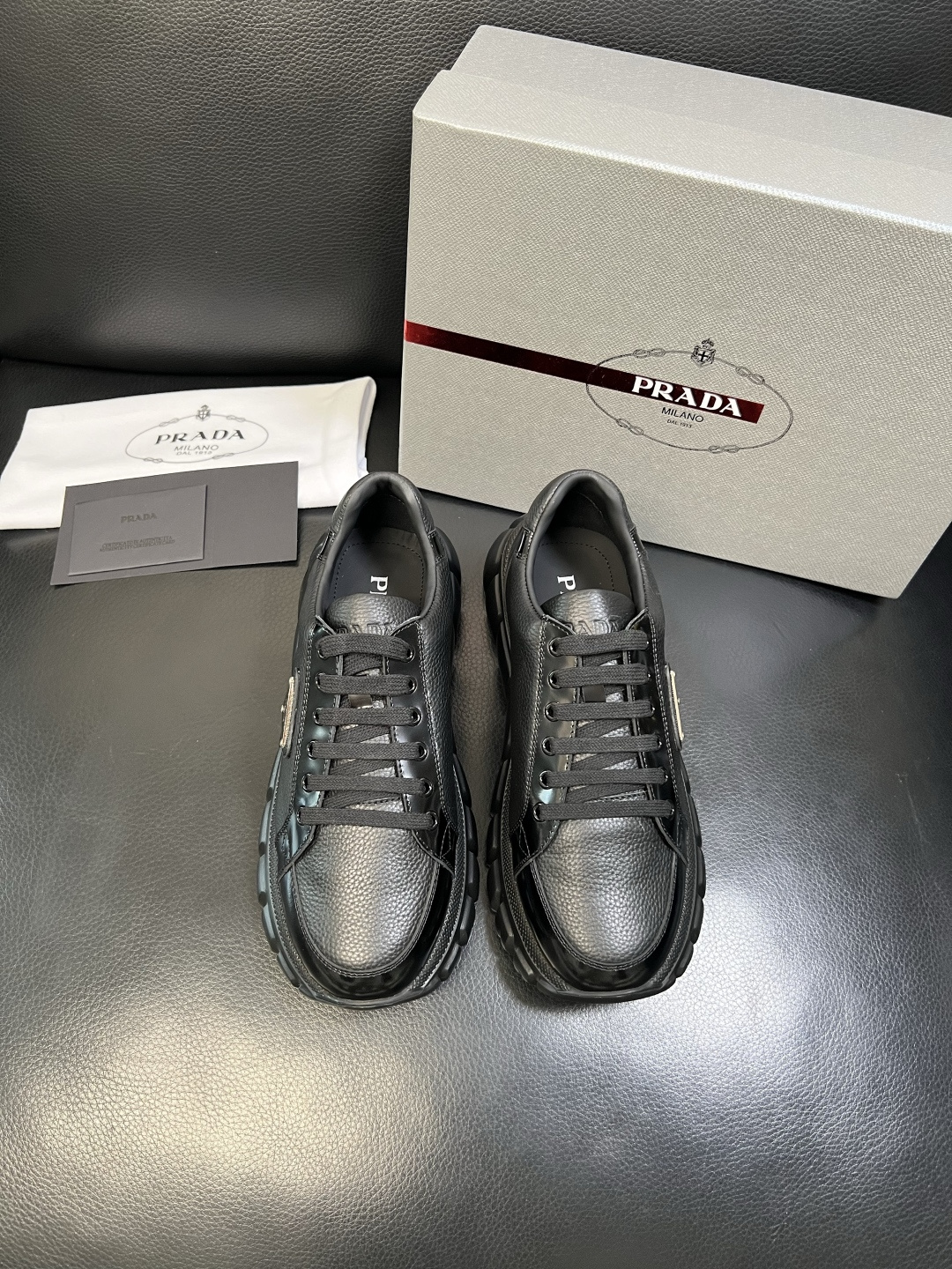 Prada 顶级工艺品，普拉达 专柜同步，原厂配置意大利进口牛皮面料，进口牛皮内里垫，透气舒适，鞋底：原