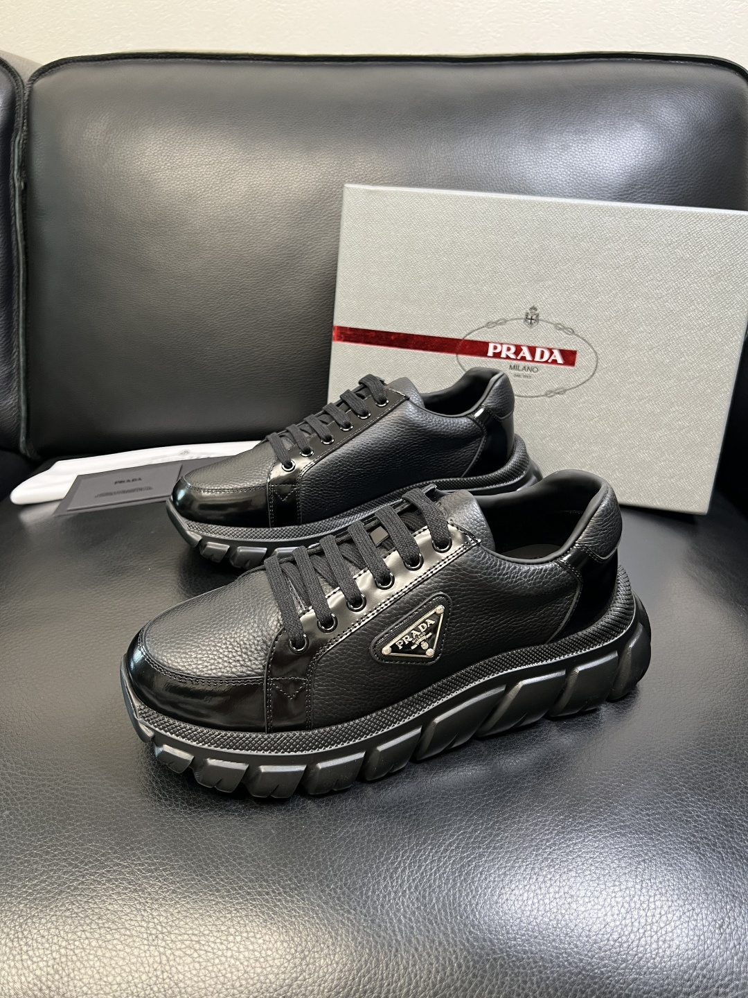 Prada 顶级工艺品，普拉达 专柜同步，原厂配置意大利进口牛皮面料，进口牛皮内里垫，透气舒适，鞋底：原