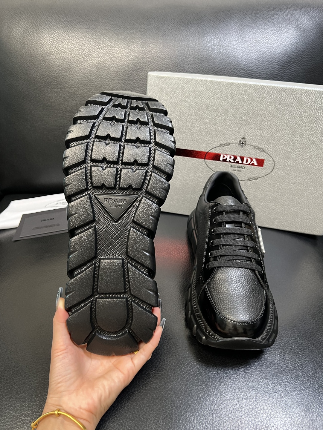 Prada 顶级工艺品，普拉达 专柜同步，原厂配置意大利进口牛皮面料，进口牛皮内里垫，透气舒适，鞋底：原