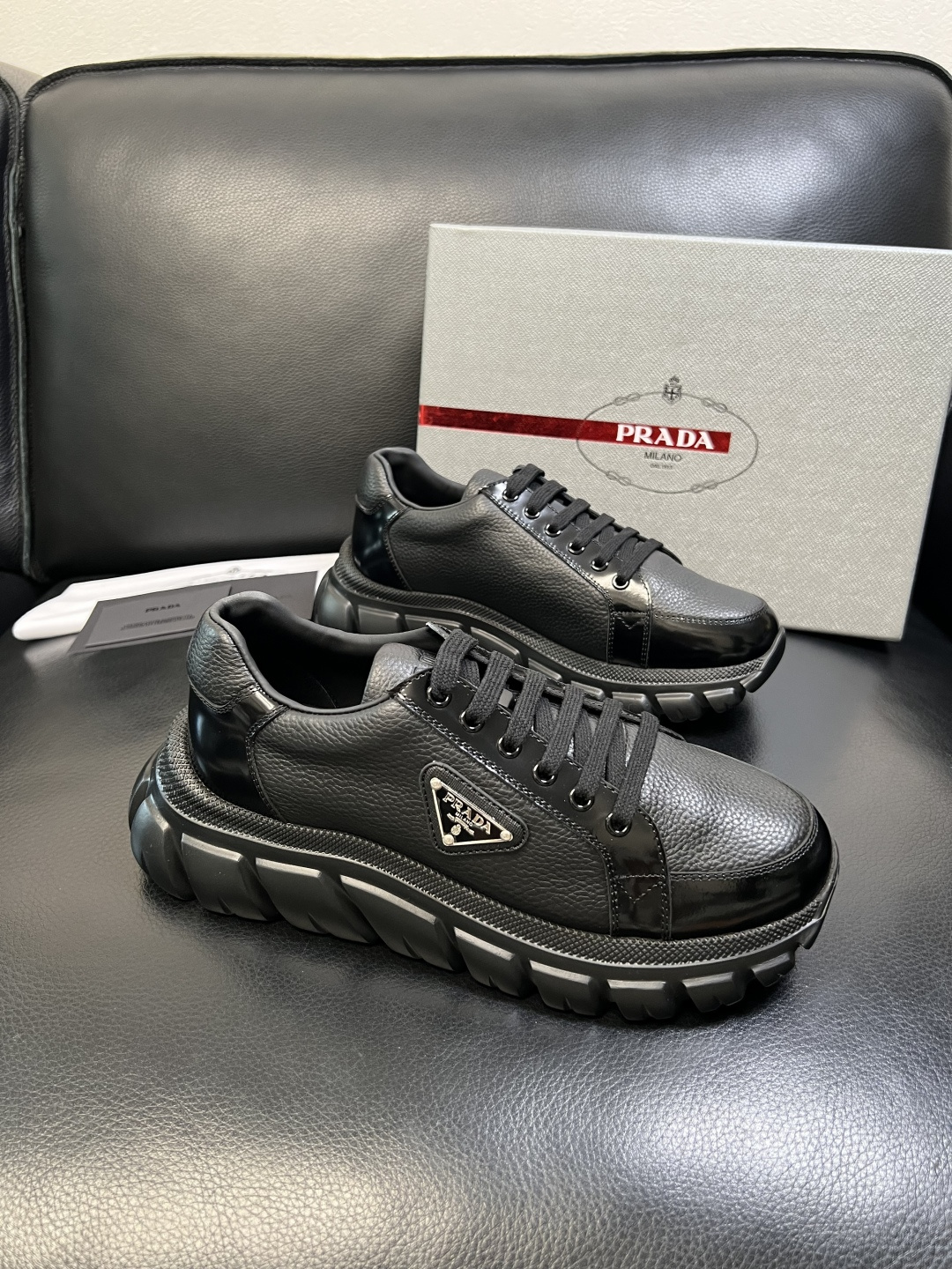 Prada 顶级工艺品，普拉达 专柜同步，原厂配置意大利进口牛皮面料，进口牛皮内里垫，透气舒适，鞋底：原