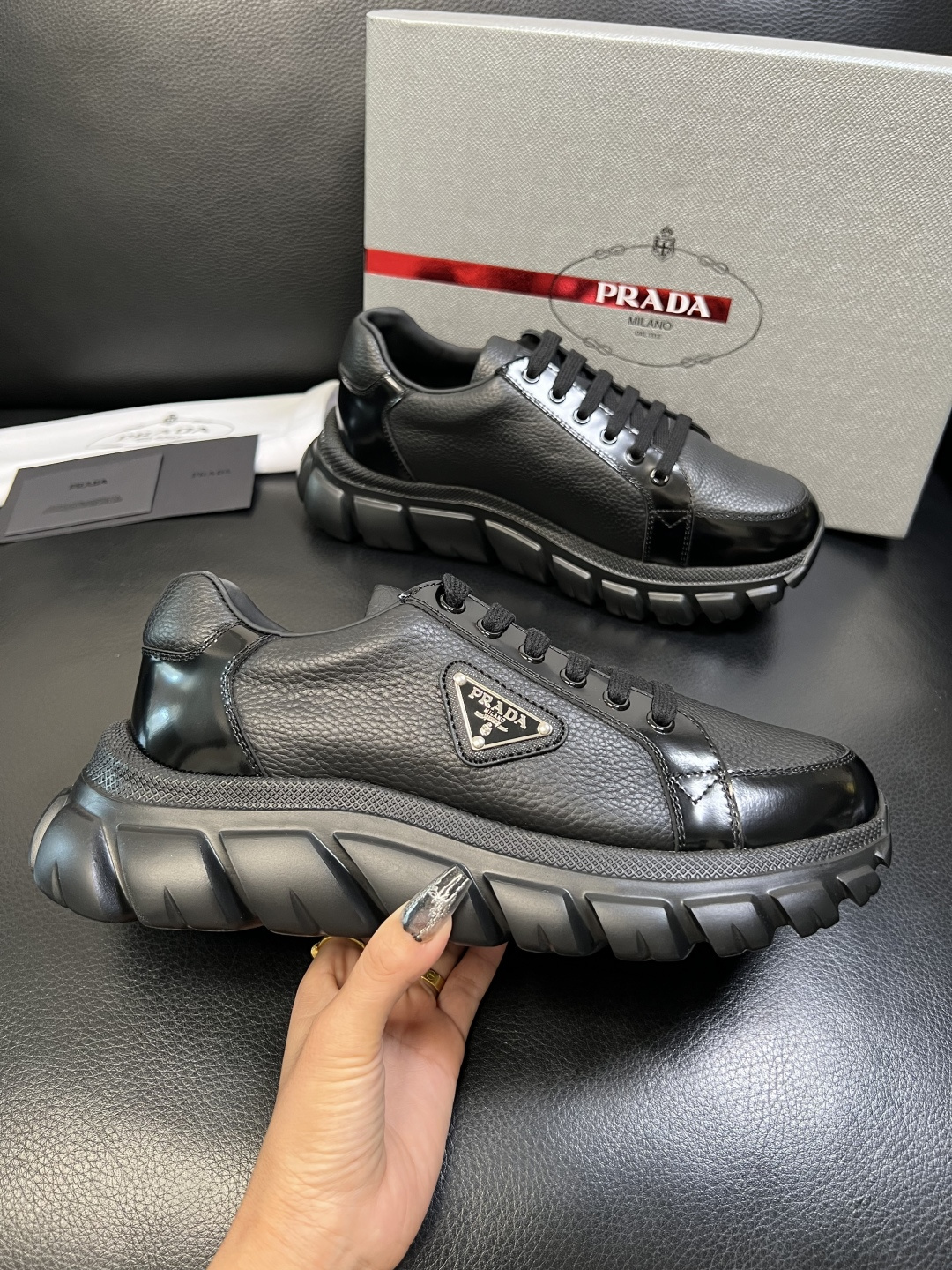 Prada 顶级工艺品，普拉达 专柜同步，原厂配置意大利进口牛皮面料，进口牛皮内里垫，透气舒适，鞋底：原