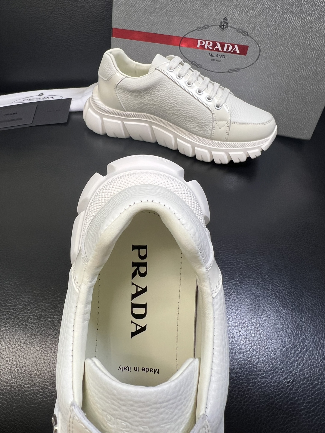 Prada 顶级工艺品，普拉达 专柜同步，原厂配置意大利进口牛皮面料，进口牛皮内里垫，透气舒适，鞋底：原