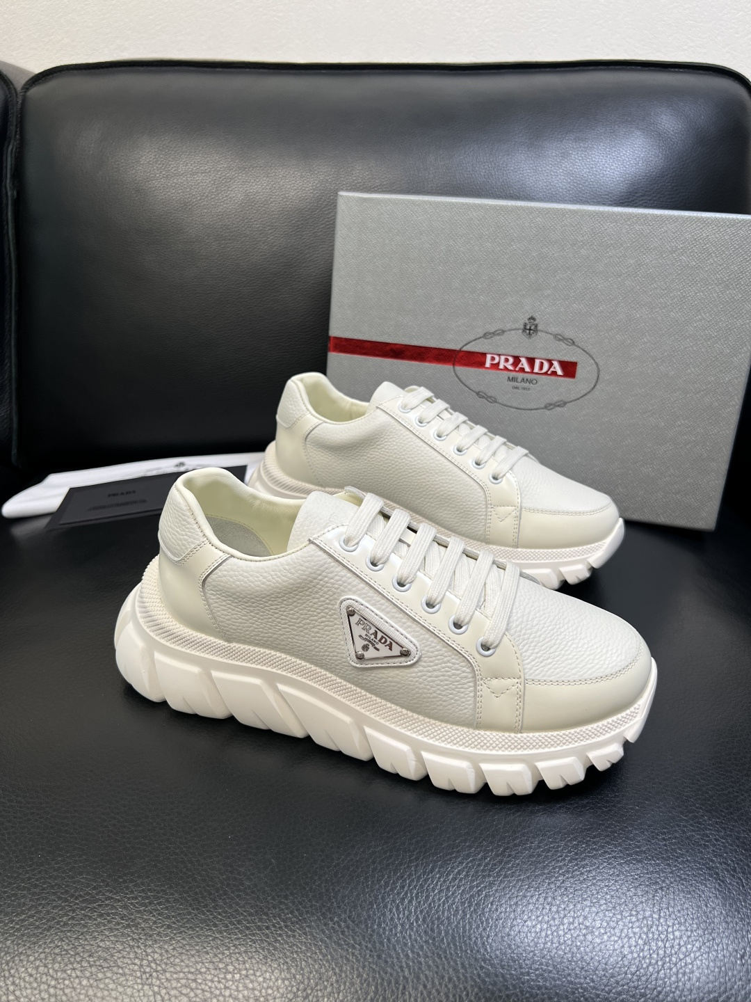 Prada 顶级工艺品，普拉达 专柜同步，原厂配置意大利进口牛皮面料，进口牛皮内里垫，透气舒适，鞋底：原