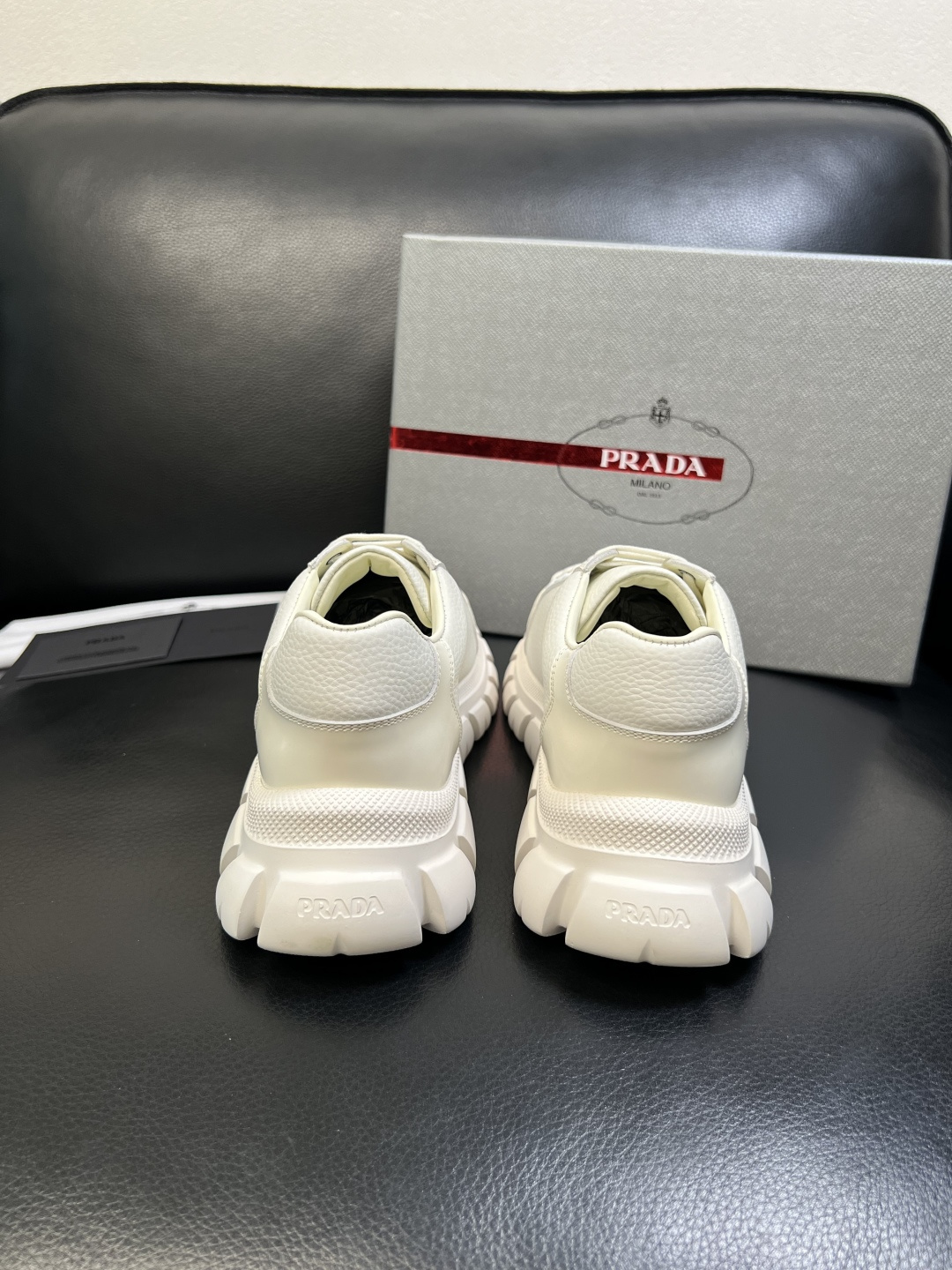 Prada 顶级工艺品，普拉达 专柜同步，原厂配置意大利进口牛皮面料，进口牛皮内里垫，透气舒适，鞋底：原