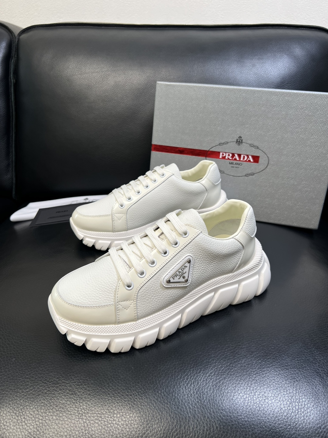 Prada 顶级工艺品，普拉达 专柜同步，原厂配置意大利进口牛皮面料，进口牛皮内里垫，透气舒适，鞋底：原