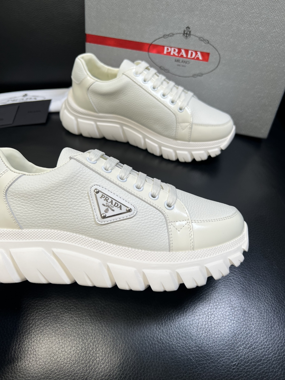 Prada 顶级工艺品，普拉达 专柜同步，原厂配置意大利进口牛皮面料，进口牛皮内里垫，透气舒适，鞋底：原