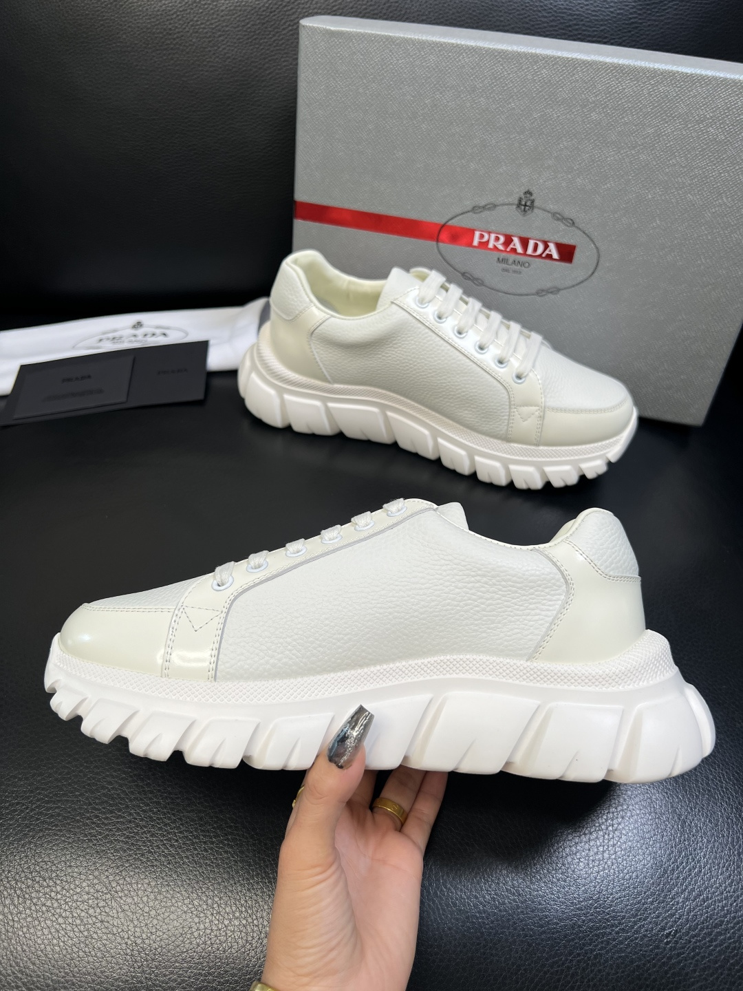 Prada 顶级工艺品，普拉达 专柜同步，原厂配置意大利进口牛皮面料，进口牛皮内里垫，透气舒适，鞋底：原