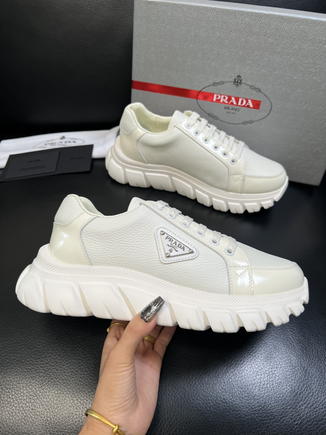 Prada 顶级工艺品，普拉达 专柜同步，原厂配置意大利进口牛皮面料，进口牛皮内里垫，透气舒适，鞋底：原