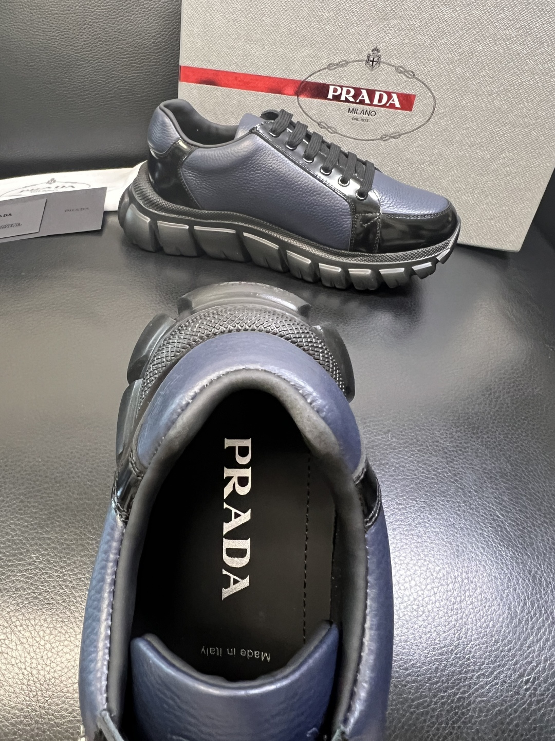 Prada 顶级工艺品，普拉达 专柜同步，原厂配置意大利进口牛皮面料，进口牛皮内里垫，透气舒适，鞋底：原