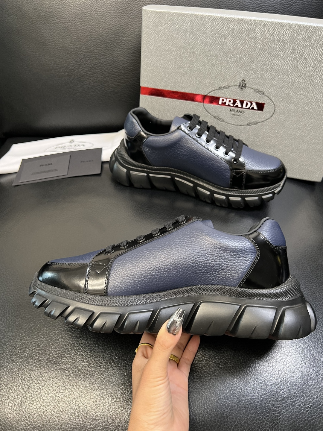 Prada 顶级工艺品，普拉达 专柜同步，原厂配置意大利进口牛皮面料，进口牛皮内里垫，透气舒适，鞋底：原