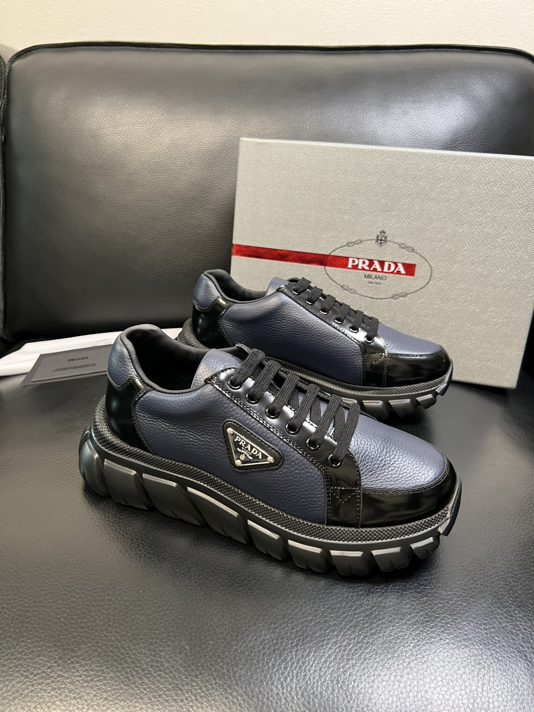 Prada 顶级工艺品，普拉达 专柜同步，原厂配置意大利进口牛皮面料，进口牛皮内里垫，透气舒适，鞋底：原