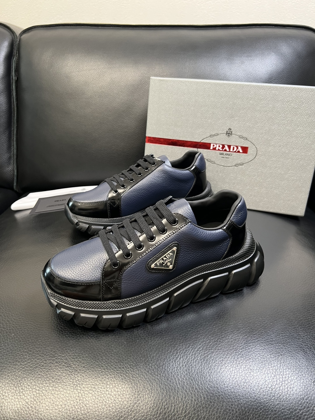 Prada 顶级工艺品，普拉达 专柜同步，原厂配置意大利进口牛皮面料，进口牛皮内里垫，透气舒适，鞋底：原