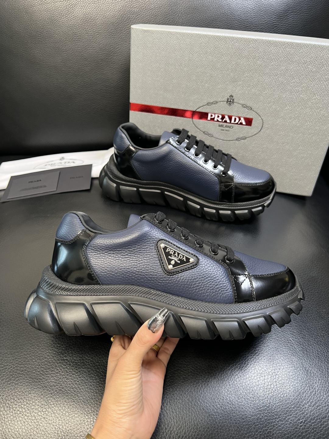 Prada 顶级工艺品，普拉达 专柜同步，原厂配置意大利进口牛皮面料，进口牛皮内里垫，透气舒适，鞋底：原