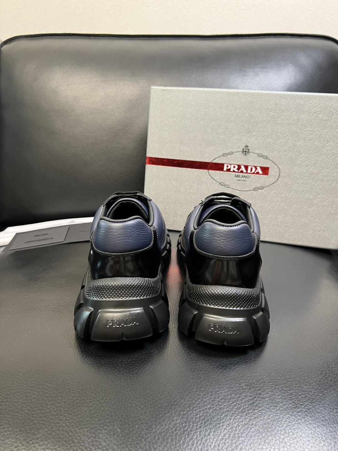 Prada 顶级工艺品，普拉达 专柜同步，原厂配置意大利进口牛皮面料，进口牛皮内里垫，透气舒适，鞋底：原