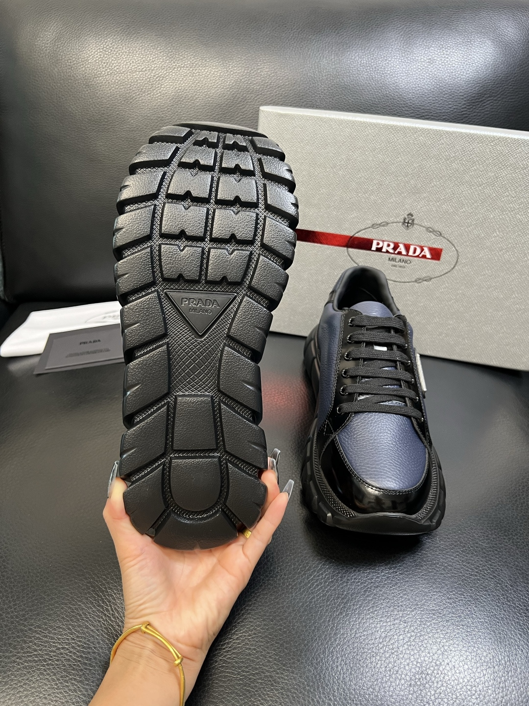 Prada 顶级工艺品，普拉达 专柜同步，原厂配置意大利进口牛皮面料，进口牛皮内里垫，透气舒适，鞋底：原