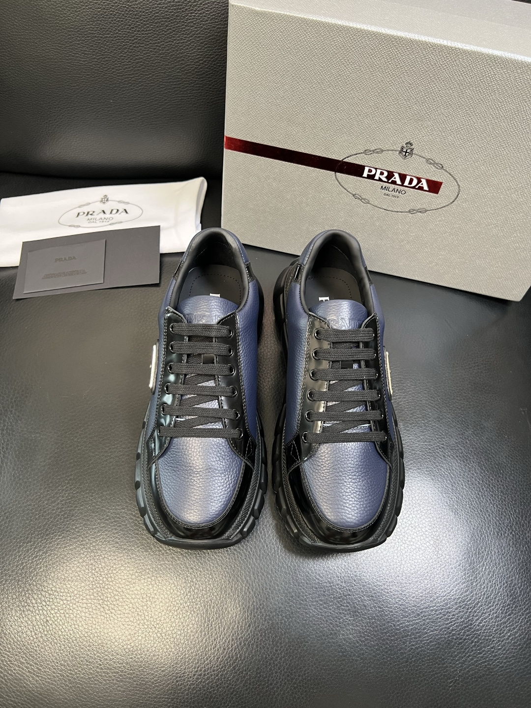 Prada 顶级工艺品，普拉达 专柜同步，原厂配置意大利进口牛皮面料，进口牛皮内里垫，透气舒适，鞋底：原