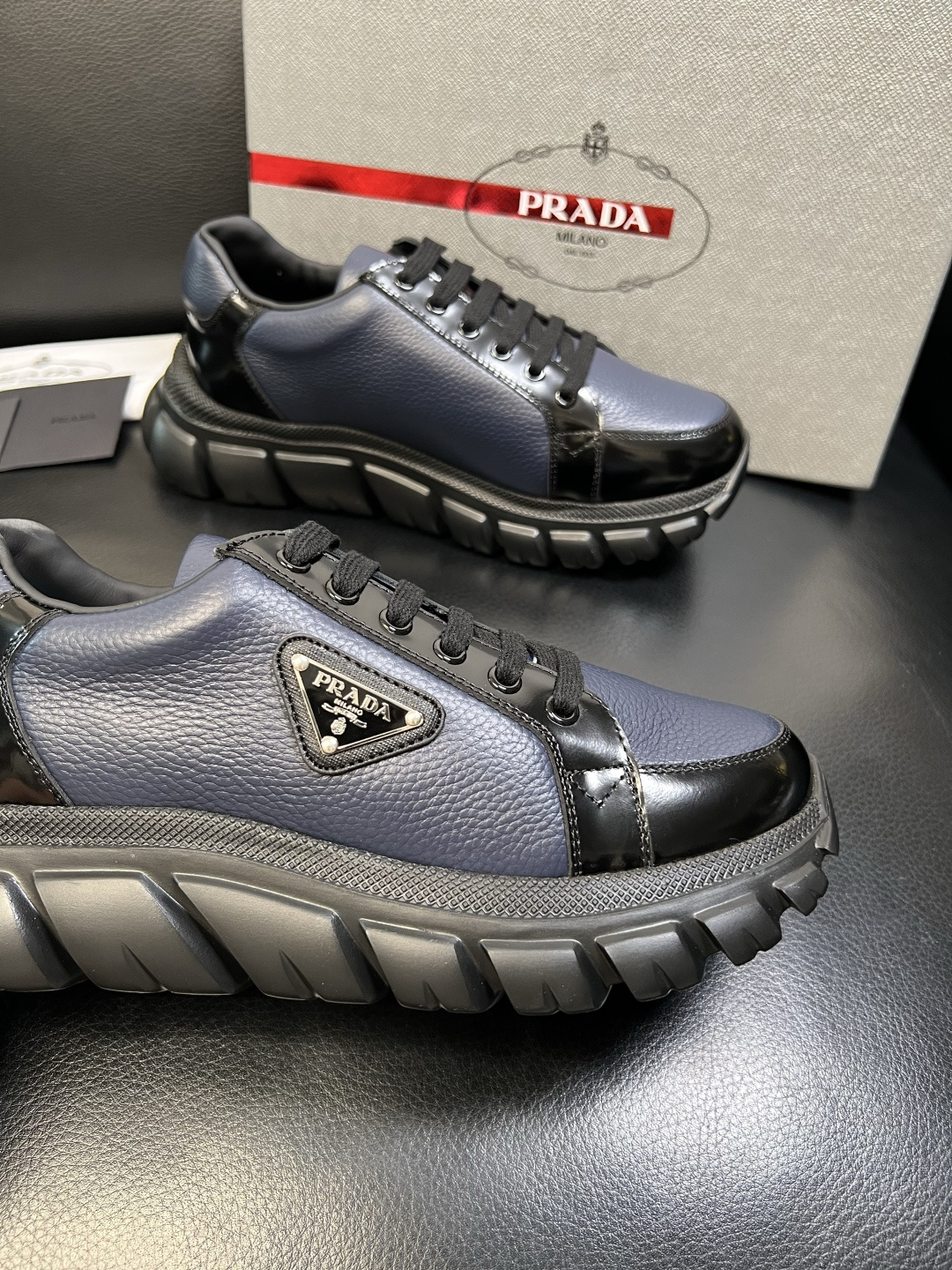 Prada 顶级工艺品，普拉达 专柜同步，原厂配置意大利进口牛皮面料，进口牛皮内里垫，透气舒适，鞋底：原