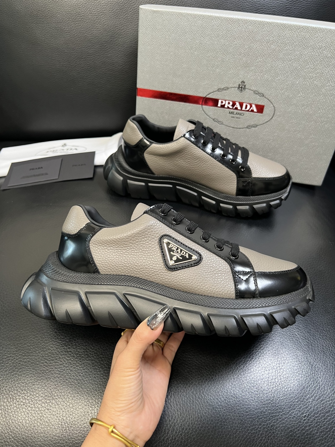 Prada 顶级工艺品，普拉达 专柜同步，原厂配置意大利进口牛皮面料，进口牛皮内里垫，透气舒适，鞋底：原