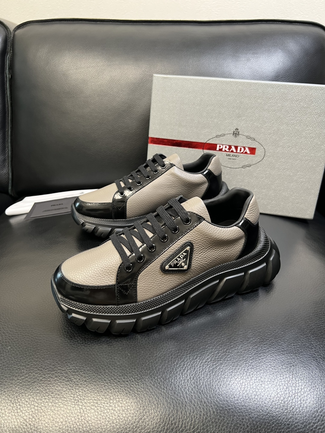 Prada 顶级工艺品，普拉达 专柜同步，原厂配置意大利进口牛皮面料，进口牛皮内里垫，透气舒适，鞋底：原