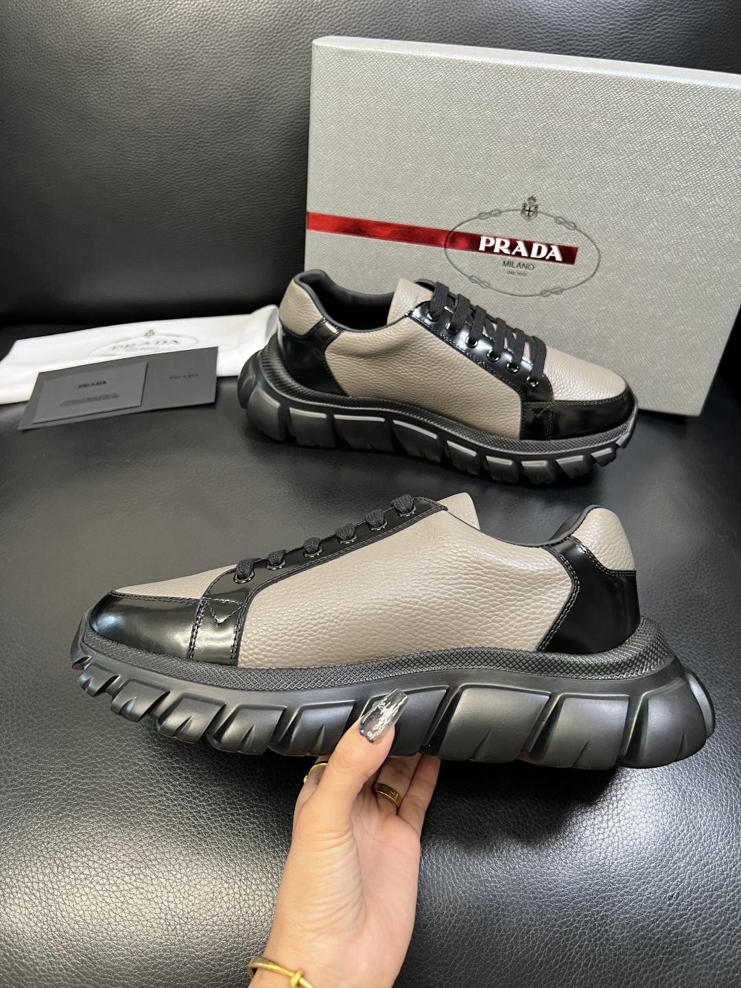 Prada 顶级工艺品，普拉达 专柜同步，原厂配置意大利进口牛皮面料，进口牛皮内里垫，透气舒适，鞋底：原