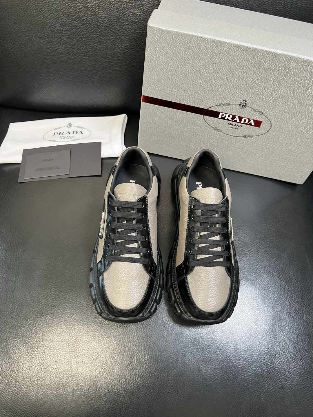 Prada 顶级工艺品，普拉达 专柜同步，原厂配置意大利进口牛皮面料，进口牛皮内里垫，透气舒适，鞋底：原