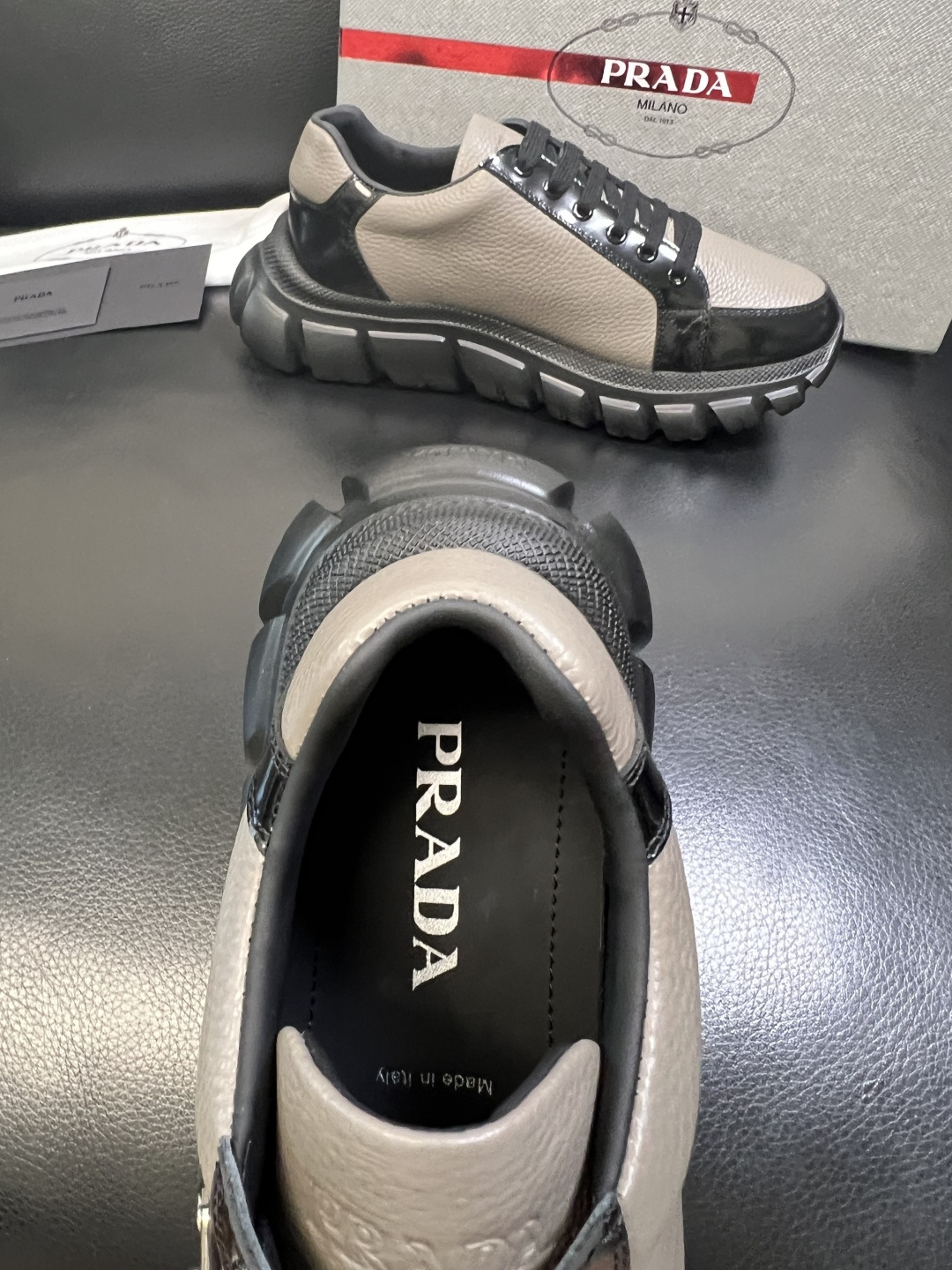 Prada 顶级工艺品，普拉达 专柜同步，原厂配置意大利进口牛皮面料，进口牛皮内里垫，透气舒适，鞋底：原