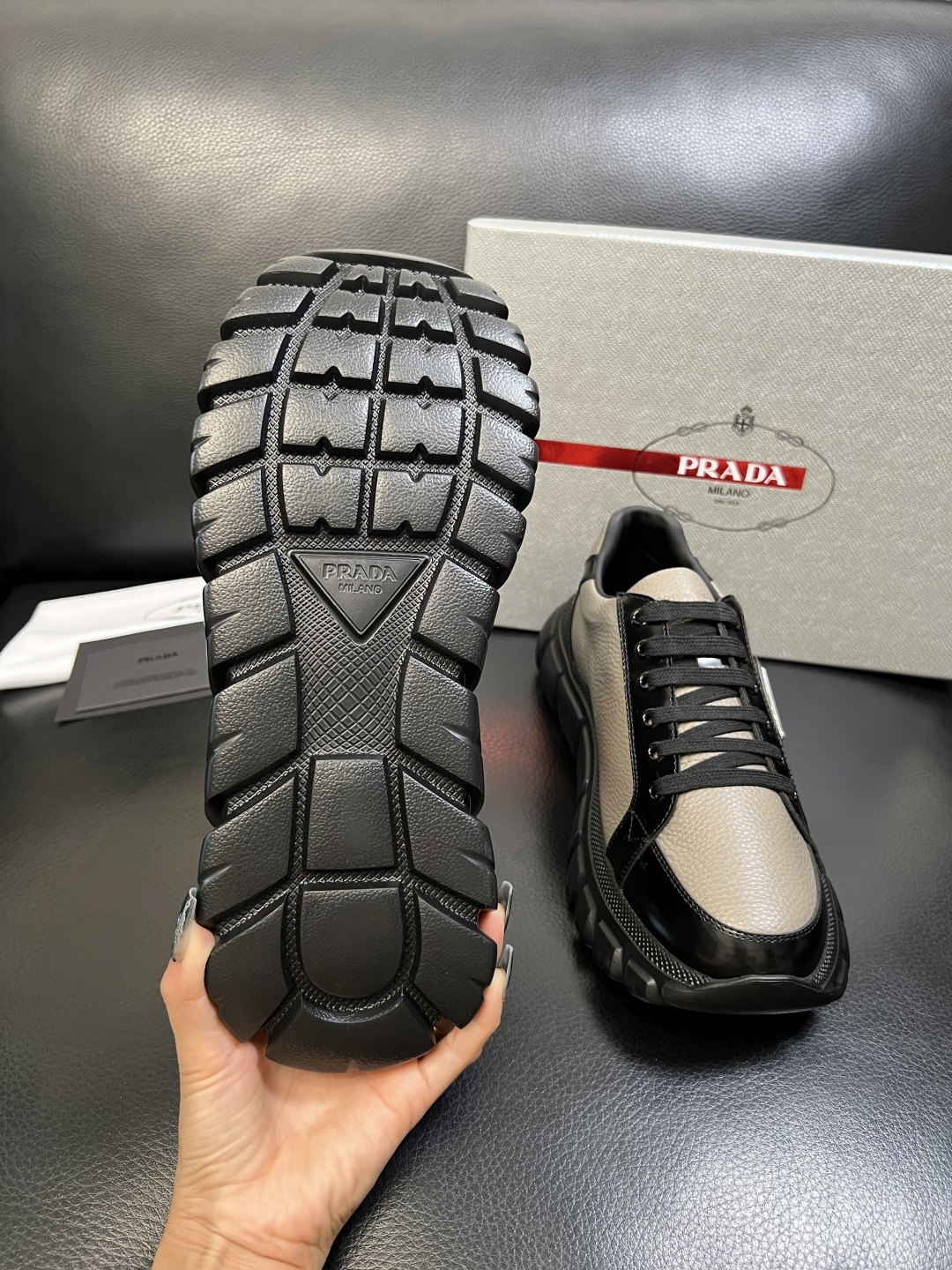 Prada 顶级工艺品，普拉达 专柜同步，原厂配置意大利进口牛皮面料，进口牛皮内里垫，透气舒适，鞋底：原