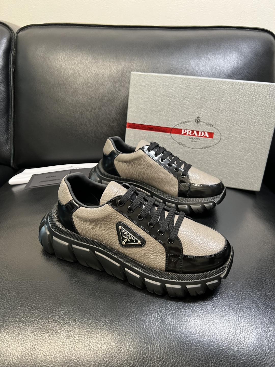 Prada 顶级工艺品，普拉达 专柜同步，原厂配置意大利进口牛皮面料，进口牛皮内里垫，透气舒适，鞋底：原