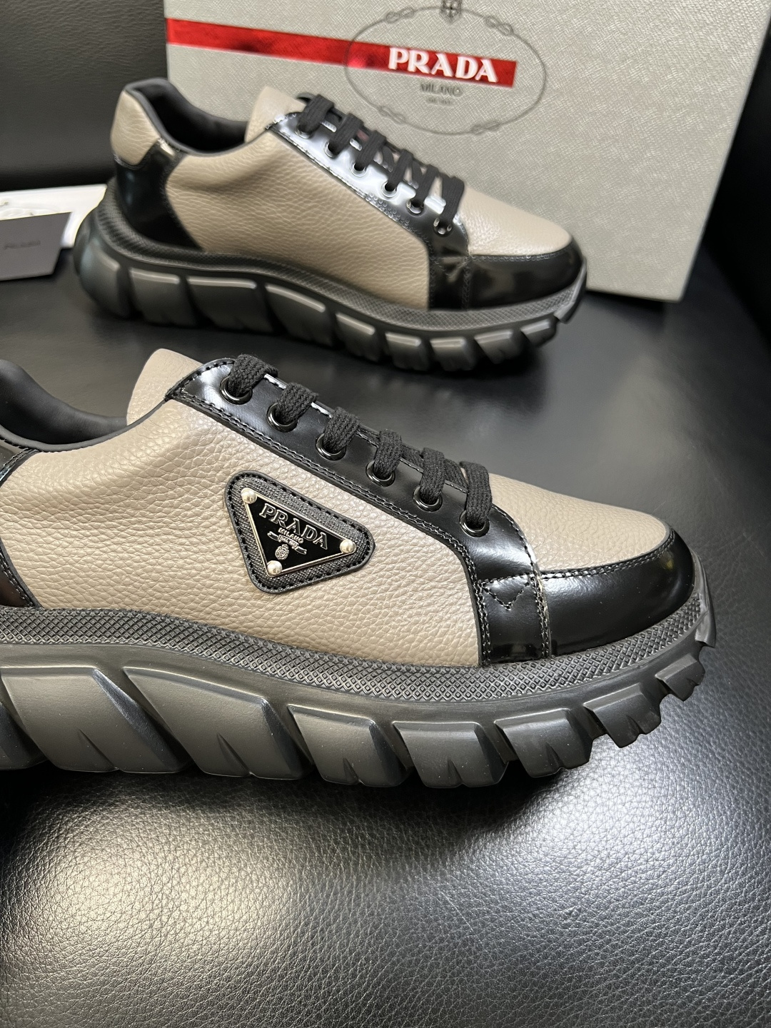 Prada 顶级工艺品，普拉达 专柜同步，原厂配置意大利进口牛皮面料，进口牛皮内里垫，透气舒适，鞋底：原