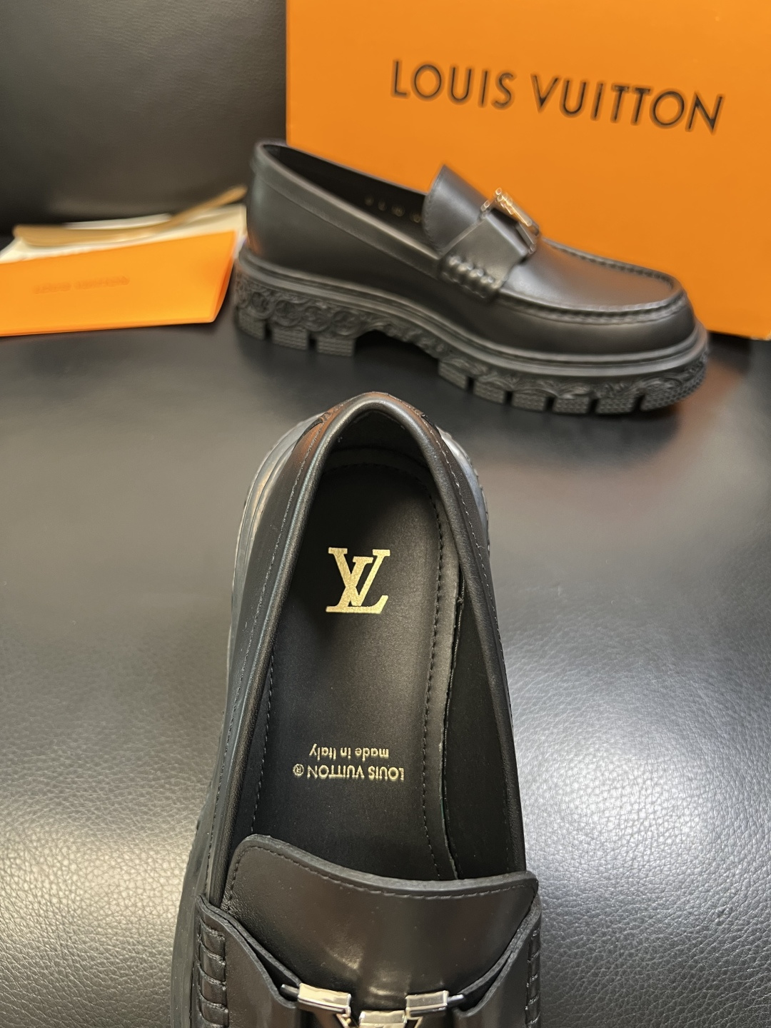 Lv 高品质 顶级工艺品 路易威登 皮鞋专柜同步原厂配置，鞋面意大利进口，进口水染牛皮内里，鞋底：原厂特