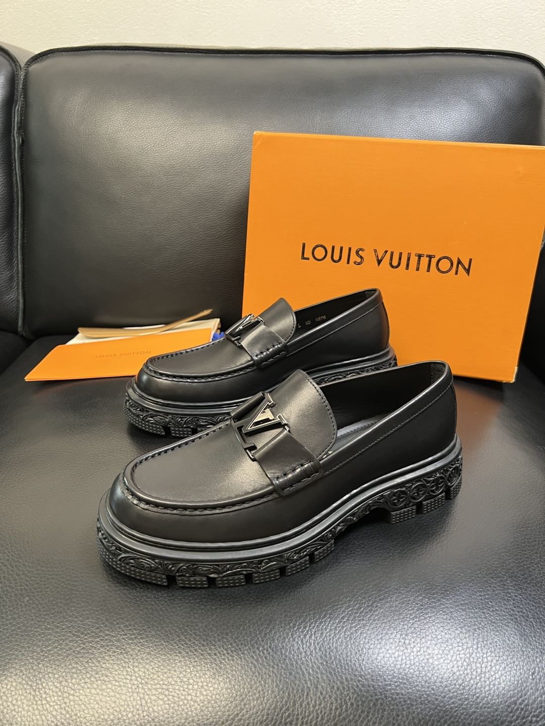 Lv 高品质 顶级工艺品 路易威登 皮鞋专柜同步原厂配置，鞋面意大利进口，进口水染牛皮内里，鞋底：原厂特