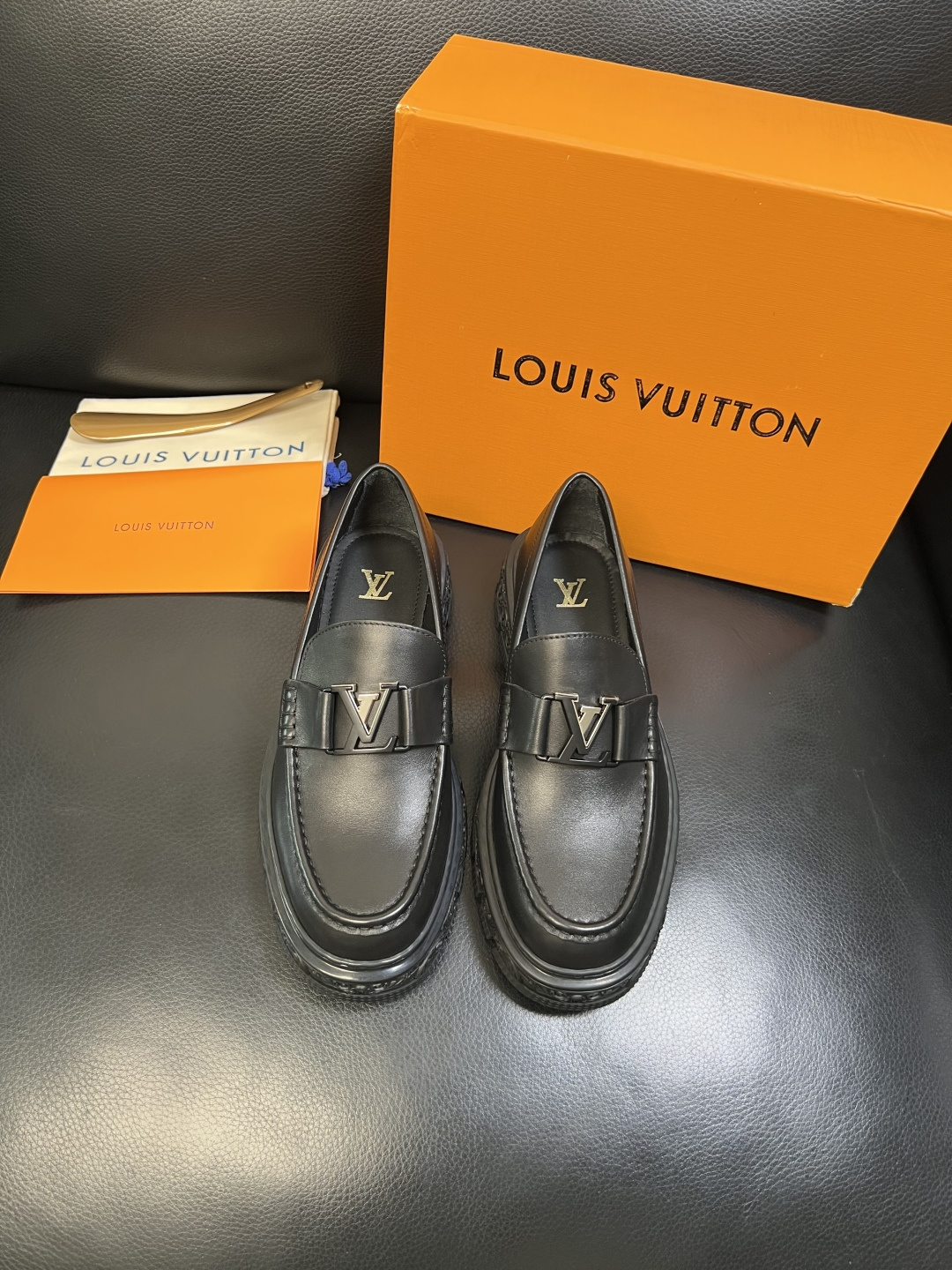 Lv 高品质 顶级工艺品 路易威登 皮鞋专柜同步原厂配置，鞋面意大利进口，进口水染牛皮内里，鞋底：原厂特