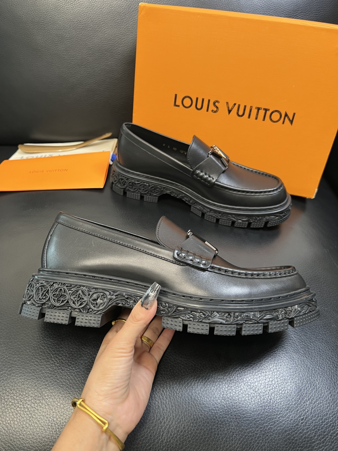 Lv 高品质 顶级工艺品 路易威登 皮鞋专柜同步原厂配置，鞋面意大利进口，进口水染牛皮内里，鞋底：原厂特