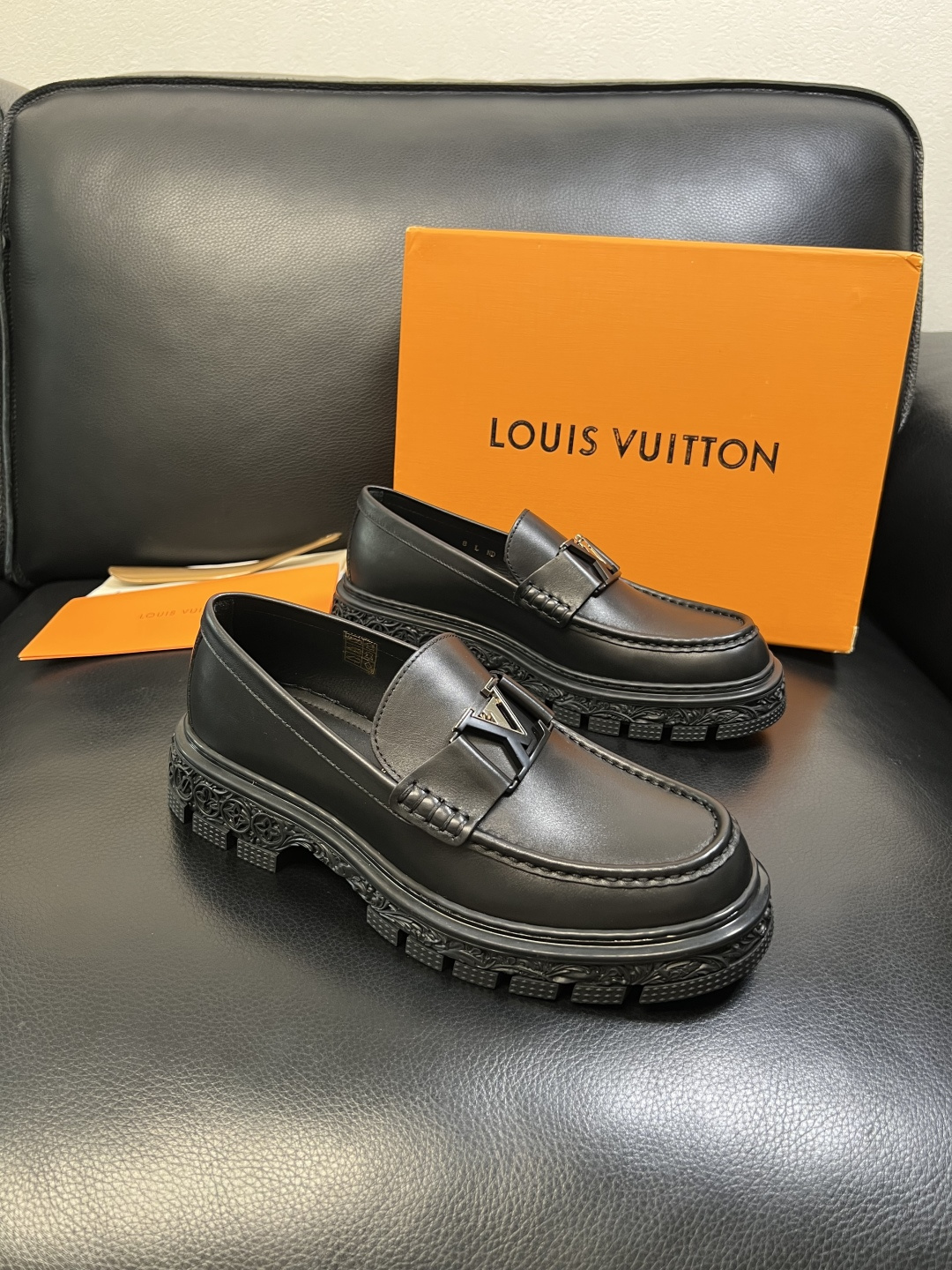 Lv 高品质 顶级工艺品 路易威登 皮鞋专柜同步原厂配置，鞋面意大利进口，进口水染牛皮内里，鞋底：原厂特