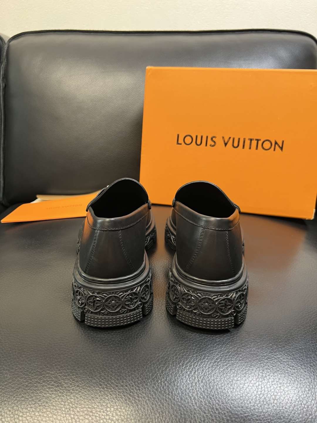 Lv 高品质 顶级工艺品 路易威登 皮鞋专柜同步原厂配置，鞋面意大利进口，进口水染牛皮内里，鞋底：原厂特