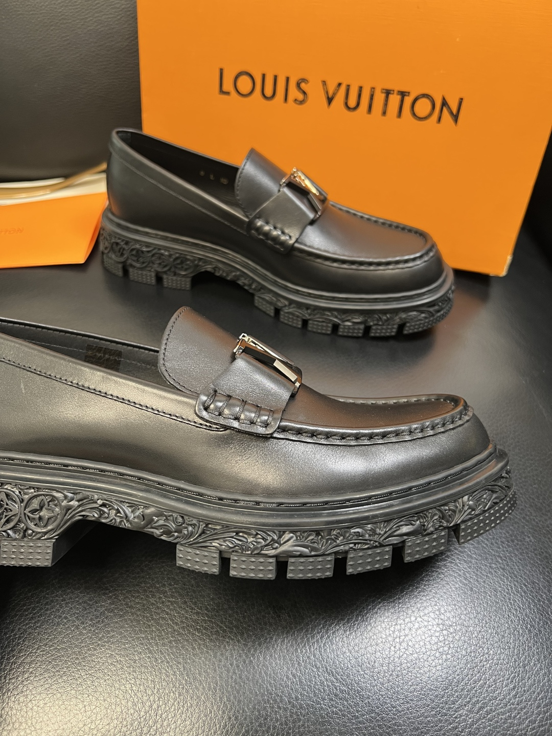 Lv 高品质 顶级工艺品 路易威登 皮鞋专柜同步原厂配置，鞋面意大利进口，进口水染牛皮内里，鞋底：原厂特