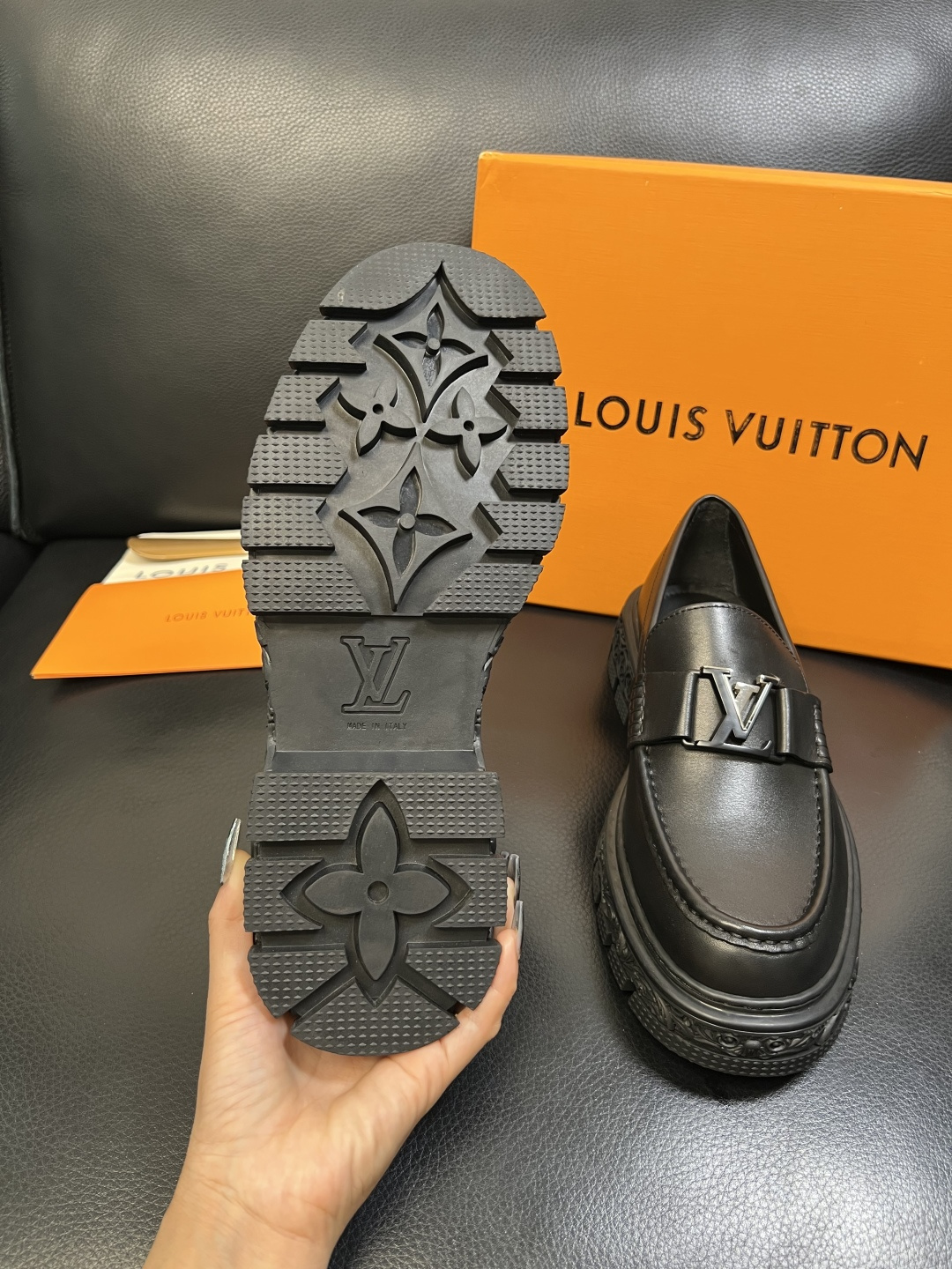 Lv 高品质 顶级工艺品 路易威登 皮鞋专柜同步原厂配置，鞋面意大利进口，进口水染牛皮内里，鞋底：原厂特
