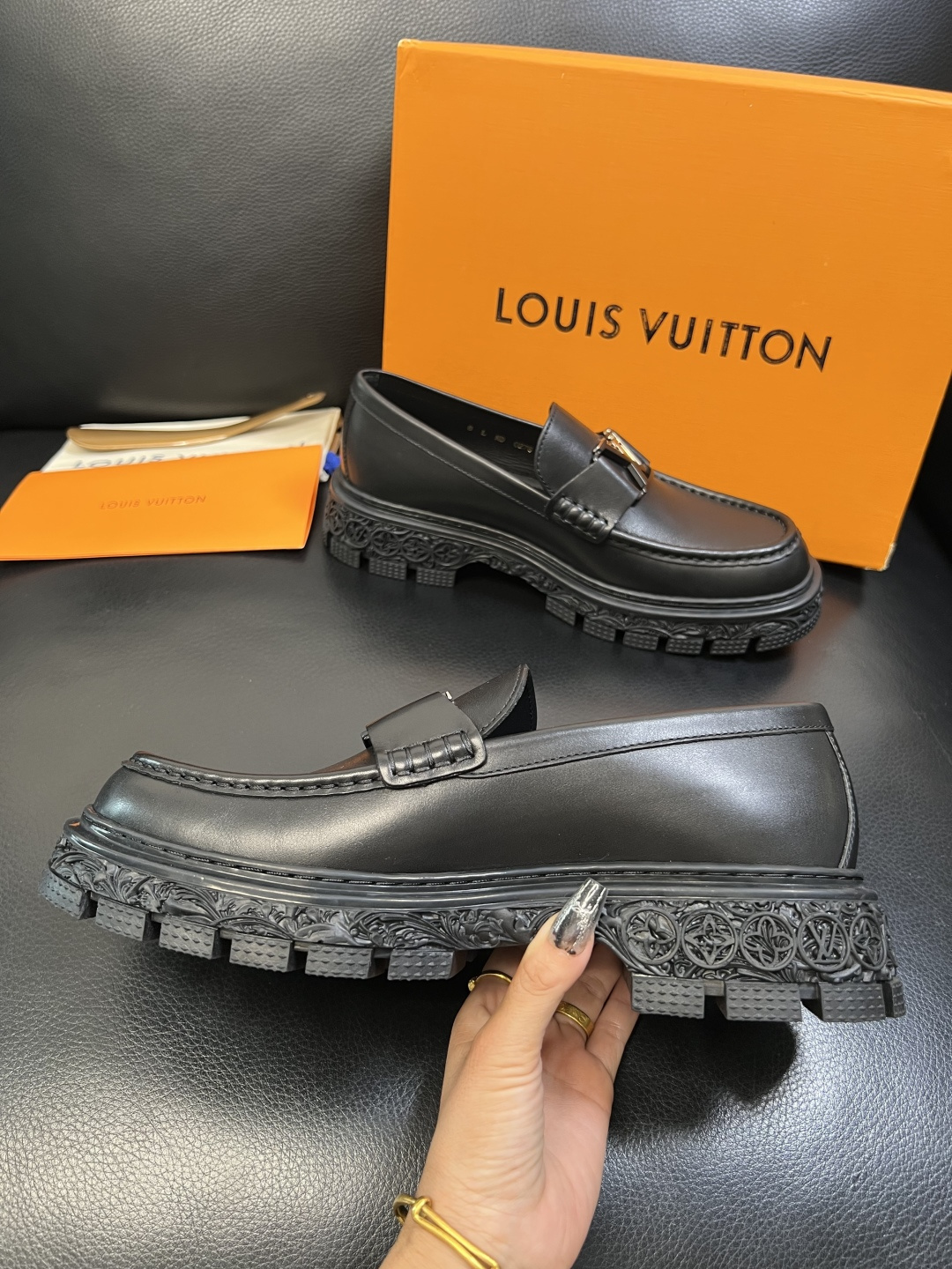 Lv 高品质 顶级工艺品 路易威登 皮鞋专柜同步原厂配置，鞋面意大利进口，进口水染牛皮内里，鞋底：原厂特