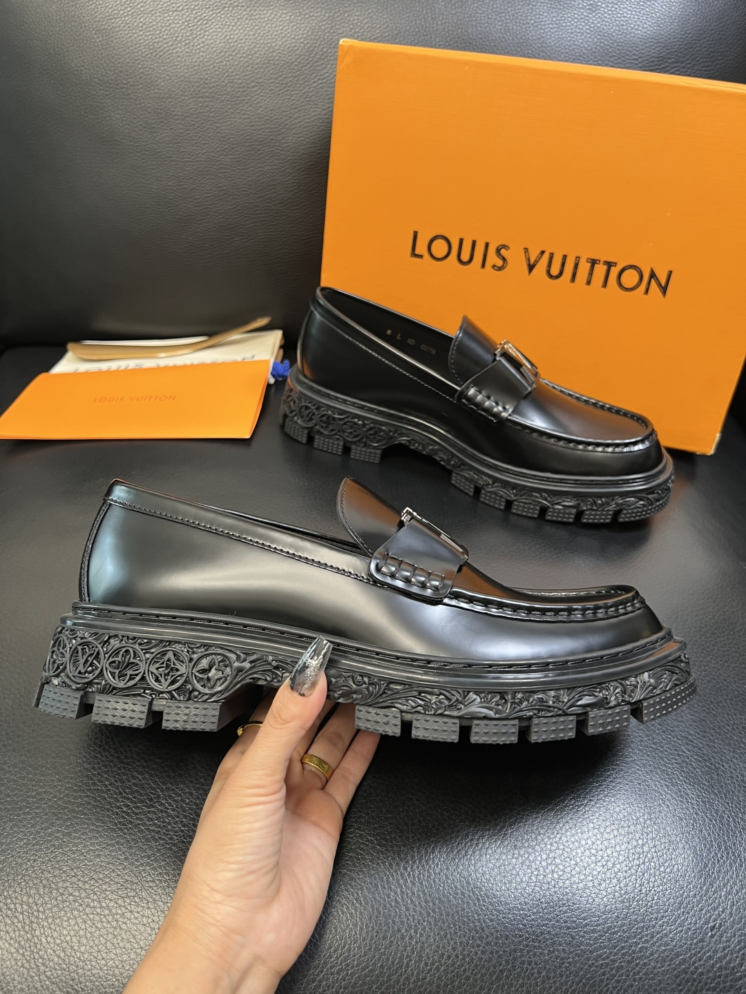 Lv 高品质 顶级工艺品 路易威登 皮鞋专柜同步原厂配置，鞋面意大利进口，进口水染牛皮内里，鞋底：原厂特