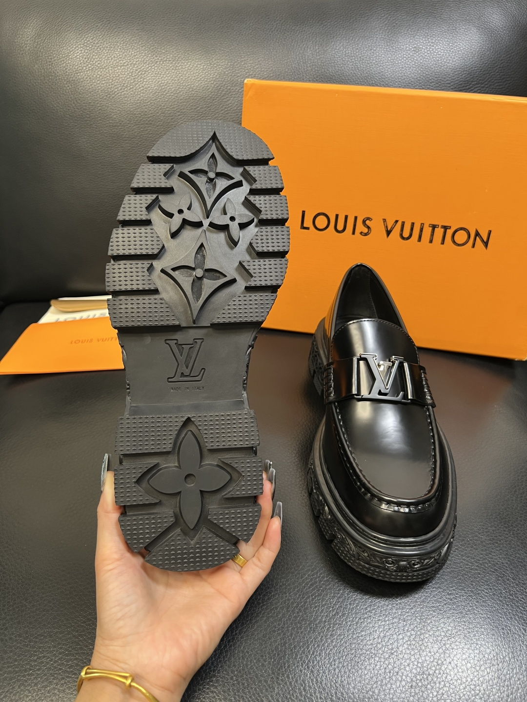 Lv 高品质 顶级工艺品 路易威登 皮鞋专柜同步原厂配置，鞋面意大利进口，进口水染牛皮内里，鞋底：原厂特