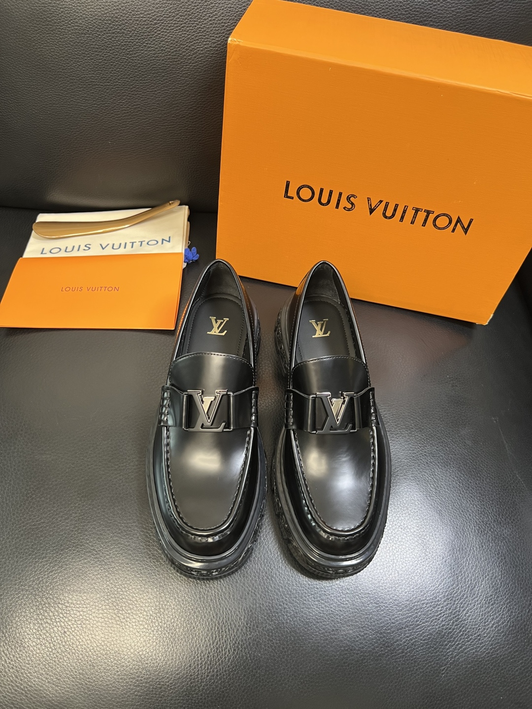 Lv 高品质 顶级工艺品 路易威登 皮鞋专柜同步原厂配置，鞋面意大利进口，进口水染牛皮内里，鞋底：原厂特