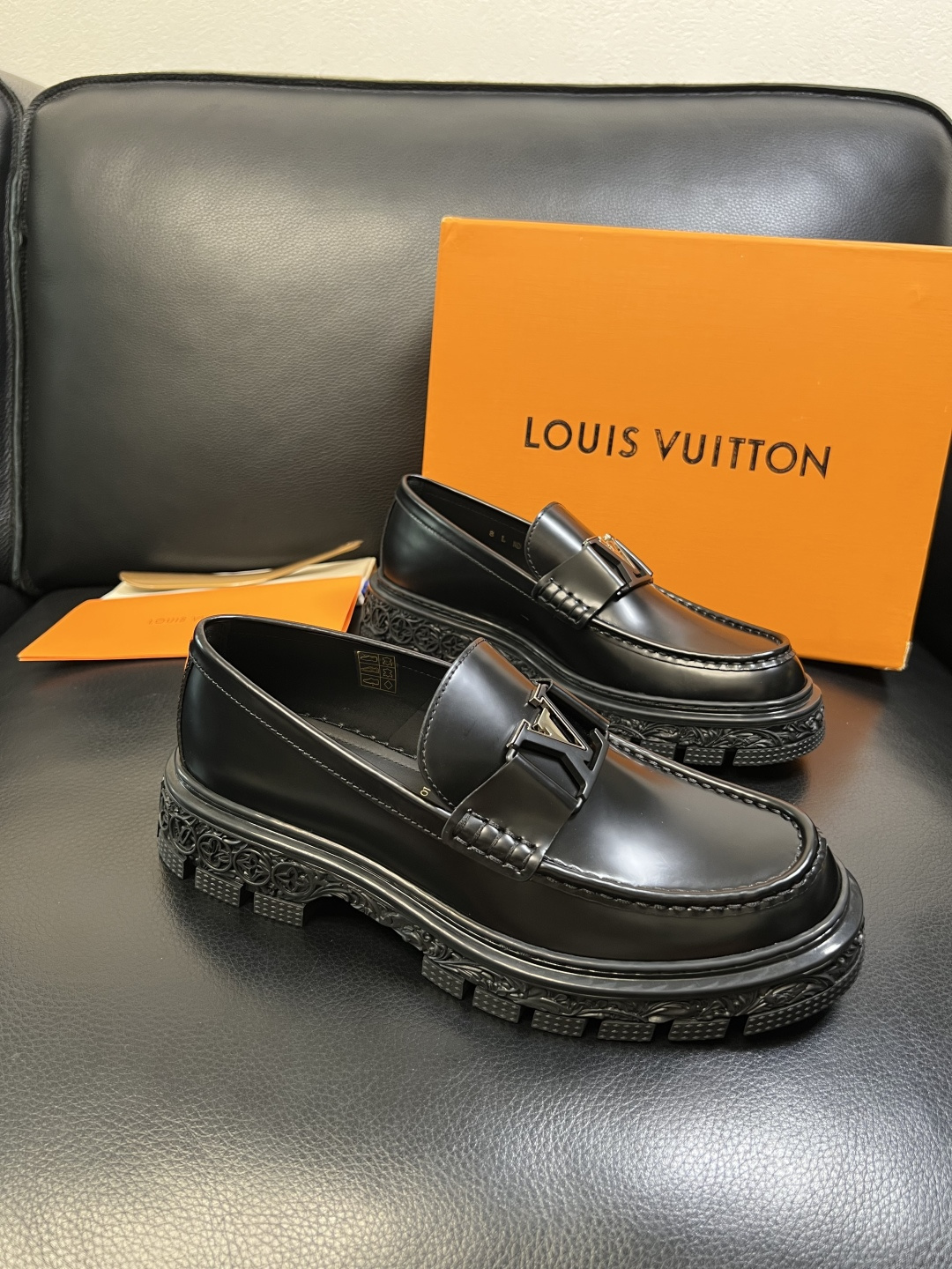 Lv 高品质 顶级工艺品 路易威登 皮鞋专柜同步原厂配置，鞋面意大利进口，进口水染牛皮内里，鞋底：原厂特