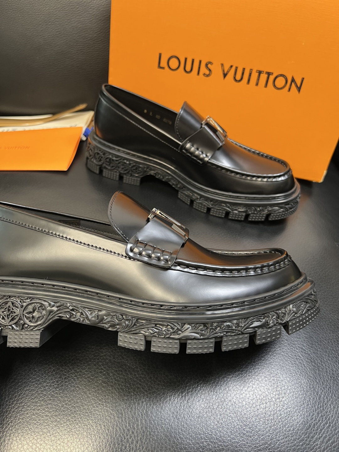 Lv 高品质 顶级工艺品 路易威登 皮鞋专柜同步原厂配置，鞋面意大利进口，进口水染牛皮内里，鞋底：原厂特