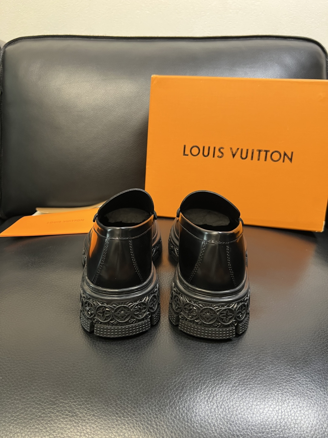 Lv 高品质 顶级工艺品 路易威登 皮鞋专柜同步原厂配置，鞋面意大利进口，进口水染牛皮内里，鞋底：原厂特