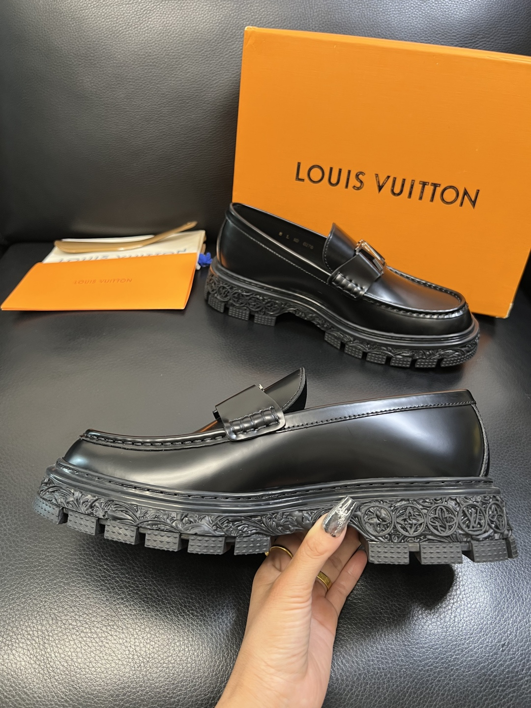 Lv 高品质 顶级工艺品 路易威登 皮鞋专柜同步原厂配置，鞋面意大利进口，进口水染牛皮内里，鞋底：原厂特